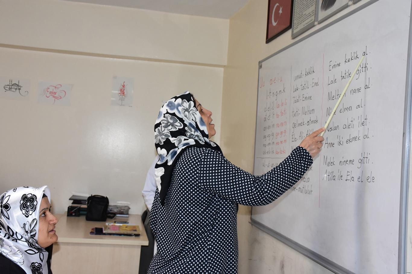 Okuma yazmayı öğrenmenin mutluluğunu yaşıyorlar